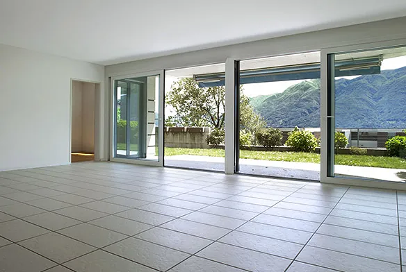 Casa con puerta de aluminio